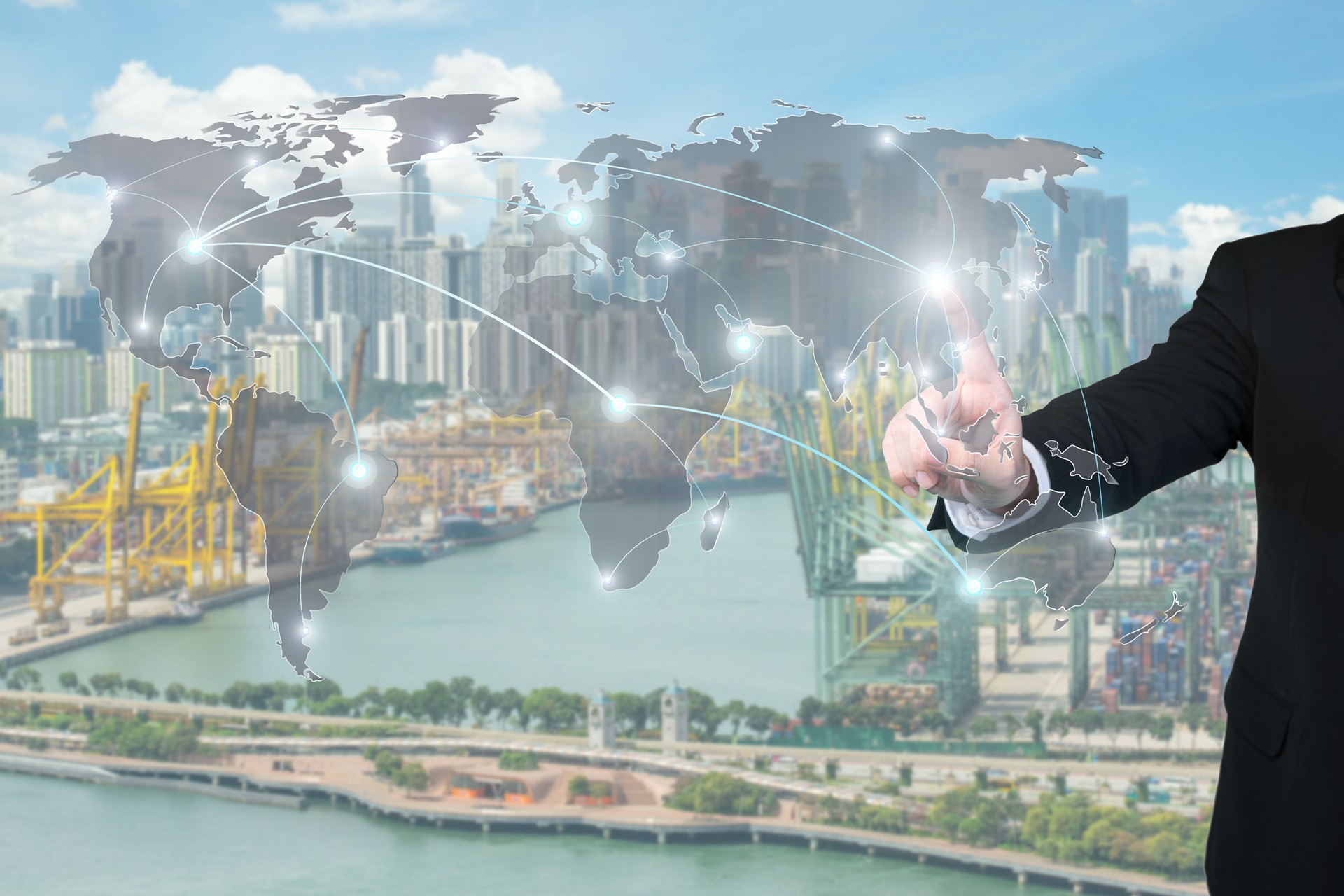 Homme d’affaires travaillant avec un graphique de partenaires mondiaux d’interface virtuelle